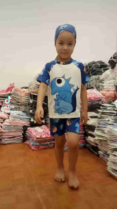 Bộ đồ bơi bé trai kèm mũ hoạ tiết khủng long