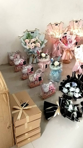 [Ready Stok] Blooming Bag Bunga Artificial dan Snack | Hadiah/Hampers Unik dan Cantik