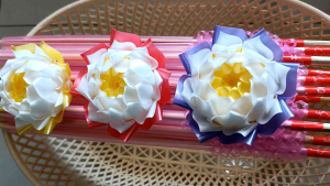 ไม้กฐินไม้เสียบธนบัตรติดหลอยซอยสีชมพูติดดอกบัวฉลองขวัญตัวดอกสีขาวกลีบคละสีแพ็ค10ไม้