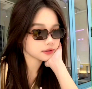 แว่นกันตาแดด UV400 สไตล์ วินเทจ เรโทรทรงเหลี่ยม (Rectangle Vintage/Retro Sunglasses) ป้องกันแสงแดด รุ่น SH-045 แว่นตาแฟชั่นอินเทรนด์ กำลังมาแรง เหมาะสำหสำหรับขับรถ เดินเที่ยว ถ่ายรูป​ เลือกซื้อซองแว่นราคาถูก