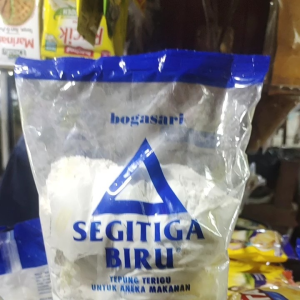 Terigu Segitiga Bogasari 1kg (Gratis Royco Saset 1pc)