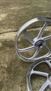 วงล้อ ล้อแม็ก รุ่น Wave125 Wave100S ปี2005 รุ่นใช้สายไมล์ หน้าดิส หลังดรัม สีดำปัดเงิน ขายเป็นคู่ คุณภาพดี Motorcycle มอเตอร์ไซค์