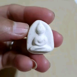 📣"พระวัดพลับ พิมพ์ตุ๊กตา" องค์ที่1 วัดราชสิทธาราม บางกอกน้อย กทม. เนื้อขาวปูนปั้น