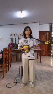 พิณโปร่งไฟฟ้าทรงโบราณไม้แต้ดำไม่ต่อคอ 2สาย 12เฟรต พร้อมหัวกนกหางหงษ์ ใส่ลูกบิดพลาง