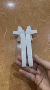 Tay cài tay gạt có chân cửa sổ bật màu trắng