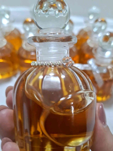 น้ำผึ้งจิ๋วในขวดแก้วร่องจุกลูกแก้วใส