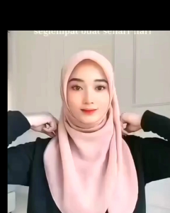 Hijab Segiempat Polos Premium by azara Berlogo
