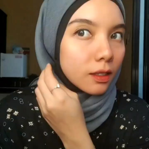 Hijab segiempat Paris Premium By Azara Berlogo