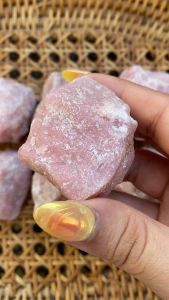 Pink opal  โอปอลสีชมพูดิบ หินธรรมชาติเเท้ สวย น่ารักมาก เป็นหินแห่งความรัก ความหวัง และความปรารถนา ช่วยเสริมเสน่ห์ ช่วยให้จิตใจสงบสุข สมหวังในสิ่งที่ปรารถนา  ช่วยบำบัดเยียวยาจิตใจจากความเศร้าโศกในความรัก