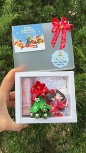 กล่องของขวัญต้นคริสต์มาสมีช่องใส่ธนบัตร