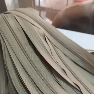 ซิปตัดไนล่อนเบอร์5สีกากี/รูดลื่นไม่แตกง่าย/ผลิตจากโรงงานไทย