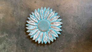 แผ่นไม้แกะสลัก ไม้สักแผ่น แผ่นไม้ติดผนัง แผ่นกลม ดอกทานตะวัน ขัดสีฟ้าขาว 30x30x1.5cm ไม้แกะสลัก งานทำมือ  decorative sunflower wood carving wall panel