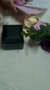 Hộp nhẫn có đèn màu đen/đỏ sang trọng