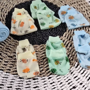 paket hemat 3 pcs bedong+3pcs gurita rekat+3 pasang sarung tangan dan kaki