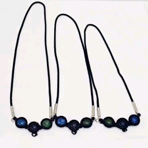 สร้อยคอไหลน้ําพี้ 3 เม็ด 3 สี เชือกร่มหัวสแตนเลสพร้อมห่วงแขวนเหรียญพระ รับประกันไหลน้ําพี้แท้ จากบ่อเหล็กน้ําพี้ จ.อุตรดิตถ์