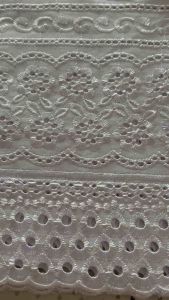 ผ้าลูกไม้ TC ปักด้ายเงาสวย สีขาว หน้ากว้าง 45 นิ้ว ยาว 1.35 เมตร