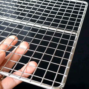 Vỉ Nướng Caro dùng Lò Nướng Sanaky. Làm vỉ inox 304 theo yêu cầu