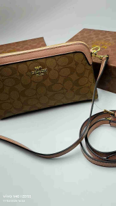 กระเป๋าสะพายข้าง ขนาด 10 นิ้วมี 1 ช่องใช้งานมีสายสะพายสายสั้นกับสายยาวมีช่อง ฃิป อยู่ข้างหลังมีกล่องการ์ดถุงผ้าของพร้อมส่งจ้า