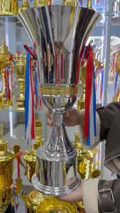 ถ้วยรางวัลโลหะสีทองใบใหญ่ พรีเมี่ยม ฐานโลหะ (ทำป้ายข้อความฟรีแจ้งทางแชทครับ)