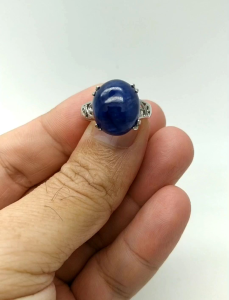 - แหวน เงินแท้ 92.5% งานขึ้นมือทรงโบราณ ฝังพลอยไพลินแท้ เจียหลังเบี้ยเม็ดใหญ่ หนัก 13.8 กะรัต เนื้อแก้วขนาด 11×14 มิล 1 เม็ด หน้าแหวนกว้าง 1.4 ซม. หนัก 6.6 กรัม ดีไซน์สวย แข็งแรง เคลือบทองคำขาวแล้วครับ ใส่ไม่ดำ และไม่ซ้ำใคร