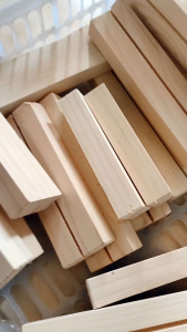 Stand Akrilik & Dudukan Akrilik Kayu