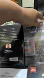 2 NOVEL anak kecil yang yang kehilangan pundaknya DAN pak Bu bantu aku lewat doamu