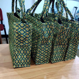 แบรนด์ use me please กระเป๋าผ้าลายไทย 189 บ.