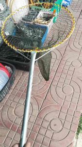 สวิงตักปลาด้ามยาว สวิงด้ามเหล็ก ที่ตักปลากระชอนตักปลา ขนาดความยาว 93 ซม. ปากกว้าง 43 ซม. ขนาดตา 3 ซม. สานด้วยด้ายโปลีสีเขียว แข็งแรง ทนทาน ใช้งานอเนกประสงค์