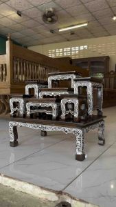 โต๊ะหมู่บูชาพระ ชุดโต๊ะหมู่บูชาไม้สัก ขนาดเล็ก หมู่ 7 หน้า 4 นิ้ว ทำจากไม้สักแท้ ทุกชิ้นส่วน สีโอ๊ค เดินเส้นสีเงิน ลายไทย