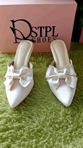 รองเท้าคัทชูหัวแหลมส้นสูงผ้าซาติน โบว์งานแฮนด์เมด