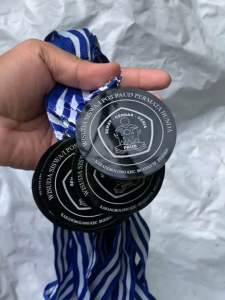 Medali hitam medali wisuda medali penghargaan bisa custom