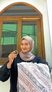 Rok Lilit Batik: Pilihan Bawahan Kebaya yang Elegan