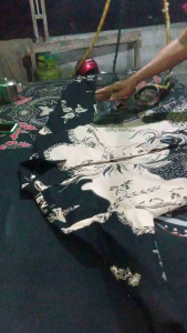 SRITI KASMARAN IRENG KEMEJA BATIK LENGAN PANJANG SLIMFIT PRIA - MOTIF MODEREN, HALUS, ADEM - UKURAN S-XXL