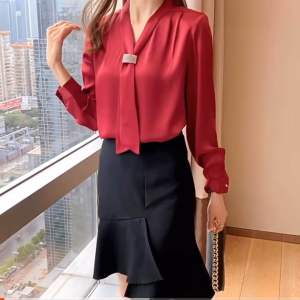 เสื้อทำงานผู้หญิง เนื้อผ้าเกาหลี แขนยาวคอวีมีโบว์เนื้อผ้านุ่มใส่สบายออกแบบคุนทำงานนิวแฟชั่น 2025