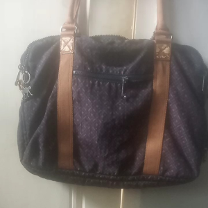 Tas tote preloved Kipling no talpan sudut aman3ruang plus ruang kecil dpn. tas masih bagus furing berembos ziper berfungsi kepala ziper berembos semua. minusnya kulit dibagian bawah tali handle kelupas dpn blakang spt divideo