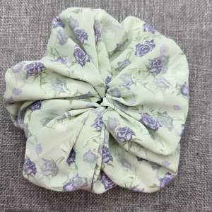 中发肠Flower Scrunchie Hair Tie