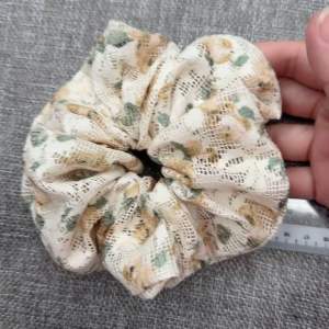 中发肠Flower Scrunchie Hair Tie