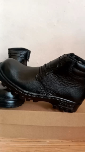 Sepatu Safety Kulit Sapi Asli: Pilihan Terbaik untuk Pekerja