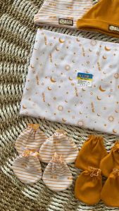 Seri Kunyit Mustard - 3 PCS Bedong + 3 SET Topi Kupluk Sarung Lengan dan Sarung Kaki SARTAKI Paket Hemat 12 PCS Perlengkapan Lahiran