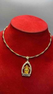 สร้อยคอช็อคเกอร์ 2 กษัตริย์ พร้อมจี้พระพิฆเนศล้อมด้วยเพชรสวิต ช่วยเสริมบารมีค้าขายร่ำรวยเงินทอง สร้อยคอมีน้ำหนัก 1 บาทความยาว 18 นิ้ว