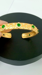 กำไลข้อมือประดับพลอยเขียวส่องฝังพลอยเพทายขาวแนววินเทจงดงาม