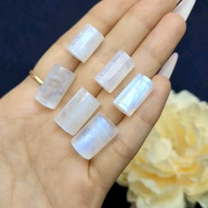 Lu thống moonstone siêu siêu cực cực đẹp. Lớp ánh trăng dày và lửa bung đều nước đá trong trẻo. Lần này là size lu lớn. Số lượng có đúng 6 lu như trên tay em thôi ạ!  - Phong Thủy TUDO