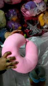 Bantal leher polos kancing atau bantal traveling