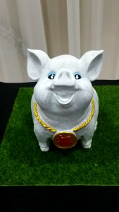 ตุ๊กตาหมูน่ารักห้อยเหรียญทองตัวใหญ่อ้วนเป็นงานหล่อปูนจัดสวนสวยงามหรือตกแต่งบ้าน