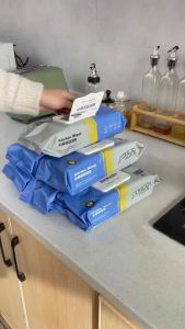 厨房清洁湿巾 小款 (1包80抽) Kitchen Cleaning Wipes  #赶紧试试厨房专用清洁湿巾吧👍 哪里脏往哪里擦，既擦即净。里面含有特效的去污因子能够去污。灶台，油烟机，墙面都可以擦的很干净