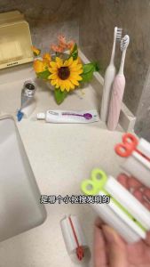 懒人牙膏挤压器 (3个) Toothpaste Squeezer 创意简约#牙膏夹，本以为是鸡肋，谁知道是勤俭持家小能手‼😆 我连护肤品都用它来挤，而且挤的时候还很解压‼😆😆 #好物分享