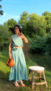 เซ็ทสุดเก๋…เสื้อแขนกุดไหล่เดียว ดีเทลน่ารักเอวจั๊มพ์ทรงบอลลูน แมชคู่กับกางเกงขากระบอกทรงชิวๆสบายๆ มีกระเป๋าล้วงได้2ข้างลำตัว มาพร้อมสายดอกไม้สามารถนำมาตกแต่งได้สารพัดทั้ง ผูกเอว ผูกคอ