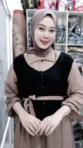 Gamis Sorona Rompi Kombinasi Sabuk Pita Twill Premium\\n\\n Apa itu Gamis Sorona Rompi Kombinasi Sabuk Pita Twill Premium\\n\\nGamis Sorona Rompi Kombinasi Sabuk Pita Twill Premium adalah pakaian sehari-hari yang nyaman untuk wanita dengan desain rompi kombinasi unik. Bahan twill premium yang digunakan membuatnya menjadi pilihan tepat bagi mereka yang mencari gaya modis dan elegan.\\n\\n Kelebihan Pakaian Sehari-hari Nyaman\\n\\nPakaian sehari-hari nyaman adalah pilihan tepat bagi wanita yang menginginkan gaya modis namun tetap nyaman dikenakan sepanjang hari. Gamis Sorona Rompi Kombinasi Sabuk Pita Twill Premium menawarkan kelebihan tersebut dengan desain yang elegan dan bahan twill premium yang berkualitas tinggi.\\n\\n Desain Rompi Kombinasi Unik\\n\\nDesain rompi kombinasi unik pada Gamis Sorona Rompi Kombinasi Sabuk Pita Twill Premium membuatnya menjadi pilihan tepat bagi wanita yang mencari gaya modis namun tetap elegan. Sabuk pita tambahan memberikan sentuhan feminin yang membuat penampilan Anda semakin menawan.\\n\\n Twill Premium untuk Wanita\\n\\nBahan twill premium yang digunakan pada Gamis Sorona Rompi Kombinasi Sabuk Pita Twill Premium membuatnya menjadi pilihan tepat bagi wanita yang mencari pakaian berkualitas tinggi. Twill premium adalah bahan yang kuat, tahan lama, dan mudah dirawat.\\n\\n Bagaimana Memilih Gamis Sorona Rompi Kombinasi Sabuk Pita Twill Premium yang Tepat\\n\\nMemilih Gamis Sorona Rompi Kombinasi Sabuk Pita Twill Premium yang tepat bisa menjadi tantangan bagi beberapa orang. Berikut adalah beberapa hal yang perlu diperhatikan saat memilih gamis ini:\\n\\n Perhatikan Kualitas Bahan\\n\\nKualitas bahan adalah hal pertama yang perlu diperhatikan saat memilih Gamis Sorona Rompi Kombinasi Sabuk Pita Twill Premium. Pastikan bahan twill premium yang digunakan berkualitas tinggi dan tidak mudah robek atau sobek.\\n\\n Sesuaikan dengan Bentuk Tubuh\\n\\nSesuaikan Gamis Sorona Rompi Kombinasi Sabuk Pita Twill Premium dengan bentuk tubuh Anda. Pastikan ukuran gamis sesuai dengan ukuran tubuh Anda agar penampilan Anda tetap modis dan elegan.\\n\\n Perhatikan Warna dan Motif\\n\\nWarna dan motif juga perlu diperhatikan saat memilih Gamis Sorona Rompi Kombinasi Sabuk Pita Twill Premium. Pilih warna dan motif yang sesuai dengan kepribadian dan selera Anda agar penampilan Anda semakin menawan.\\n\\n Cara Merawat Gamis Sorona Rompi Kombinasi Sabuk Pita Twill Premium\\n\\nMerawat Gamis Sorona Rompi Kombinasi Sabuk Pita Twill Premium dengan benar akan membuatnya awet dan tahan lama. Berikut adalah beberapa tips merawat gamis ini:\\n\\n Cara Mencuci\\n\\nCara mencuci Gamis Sorona Rompi Kombinasi Sabuk Pita Twill Premium yang benar adalah dengan menggunakan deterjen khusus untuk bahan twill premium. Jangan gunakan mesin cuci, cukup dicuci dengan tangan dan jemur di tempat teduh.\\n\\n Cara Menyimpan\\n\\nCara menyimpan Gamis Sorona Rompi Kombinasi Sabuk Pita Twill Premium yang benar adalah dengan melipat gamis dengan rapi dan menyimpannya di lemari yang kering dan tidak lembab. Jangan gunakan hanger karena bisa merusak bentuk gamis.\\n\\n Tips Merawat Bahan Twill Premium\\n\\nTips merawat bahan twill premium pada Gamis Sorona Rompi Kombinasi Sabuk Pita Twill Premium adalah dengan menghindari penggunaan zat-zat kimia yang bisa merusak bahan. Gunakan deterjen khusus untuk bahan twill premium dan hindari pemakaian setrikaan langsung pada bahan.\\n\\nDengan memperhatikan beberapa hal di atas, Gamis Sorona Rompi Kombinasi Sabuk Pita Twill Premium akan tetap awet dan tahan lama. Selamat berbelanja!\"