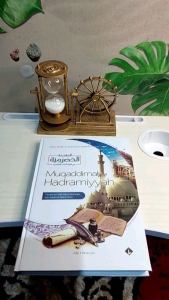 Muqoddimah Hadramiyyah - Muqodimah Hadromiyah: Terjemahan Lengkap dengan Makna Pesantren
