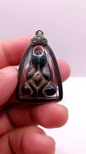 K657 พระปิดตา หลวงปู่นาค วัดห้วยจระเข้ เนื้อผง คลุกรัก ปี 2435 เลี่ยม กรอบพระ โบราณ ขนาด 3.0X5.0 ซม.